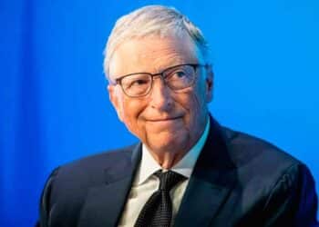 Bill Gates en una conferencia hablando sobre el impacto de la inteligencia artificial en el futuro del trabajo