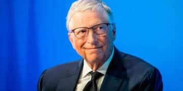Bill Gates en una conferencia hablando sobre el impacto de la inteligencia artificial en el futuro del trabajo