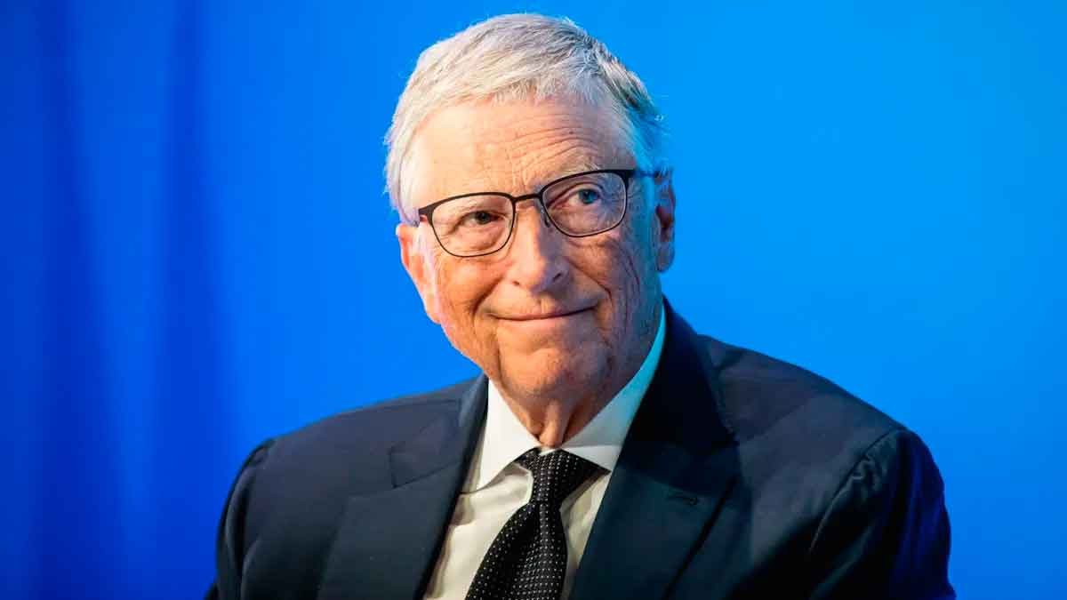 Bill Gates en una conferencia hablando sobre el impacto de la inteligencia artificial en el futuro del trabajo