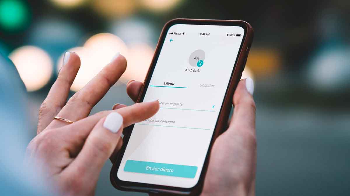 Usuario enviando dinero con Bizum desde su móvil bajo la nueva vigilancia fiscal de Hacienda
