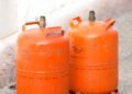 Dos bombonas naranjas de butano Repsol apoyadas en el suelo, ejemplo del modelo clásico que será reemplazado por envases más ligeros y sostenibles