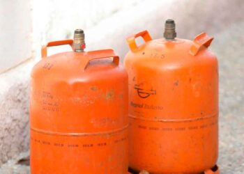 Dos bombonas naranjas de butano Repsol apoyadas en el suelo, ejemplo del modelo clásico que será reemplazado por envases más ligeros y sostenibles