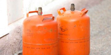 Dos bombonas naranjas de butano Repsol apoyadas en el suelo, ejemplo del modelo clásico que será reemplazado por envases más ligeros y sostenibles