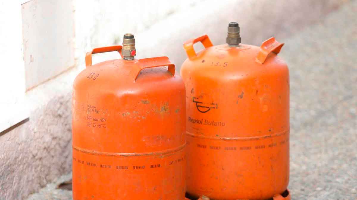 Dos bombonas naranjas de butano Repsol apoyadas en el suelo, ejemplo del modelo clásico que será reemplazado por envases más ligeros y sostenibles