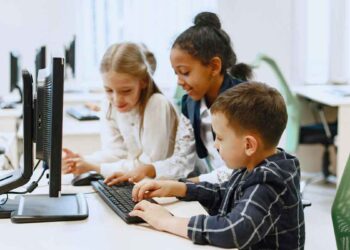 Niños y niñas usando ordenadores en el Campamento Digital: formación TIC gratuita con certificado oficial europeo