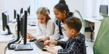 Niños y niñas usando ordenadores en el Campamento Digital: formación TIC gratuita con certificado oficial europeo