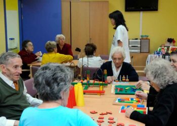 Personas mayores disfrutan de juegos de estimulación en un centro de mayores de la Comunidad de Madrid, accesible con el carné gratuito de usuario