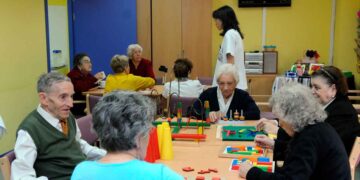 Personas mayores disfrutan de juegos de estimulación en un centro de mayores de la Comunidad de Madrid, accesible con el carné gratuito de usuario