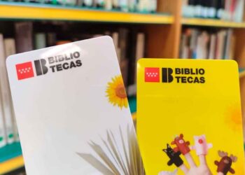 Carnet único de bibliotecas de Madrid, modelo infantil y adulto, con fondo de estantería de libro