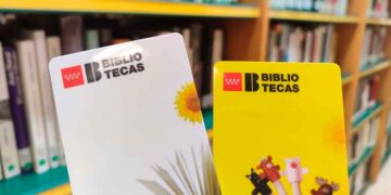 Carnet único de bibliotecas de Madrid, modelo infantil y adulto, con fondo de estantería de libro