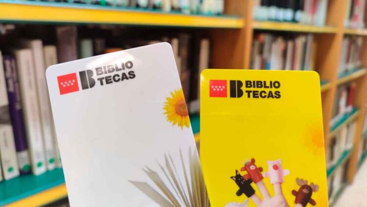 Carnet único de bibliotecas de Madrid, modelo infantil y adulto, con fondo de estantería de libro