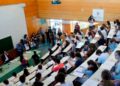 Aula universitaria llena de estudiantes durante una clase en la Universidad Complutense, símbolo de la formación para carreras con futuro