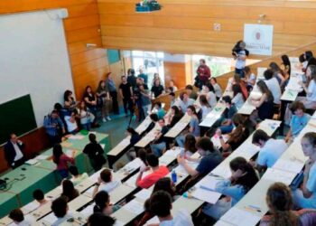 Aula universitaria llena de estudiantes durante una clase en la Universidad Complutense, símbolo de la formación para carreras con futuro