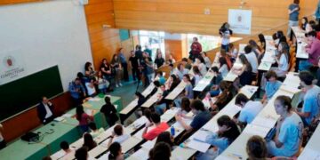 Aula universitaria llena de estudiantes durante una clase en la Universidad Complutense, símbolo de la formación para carreras con futuro