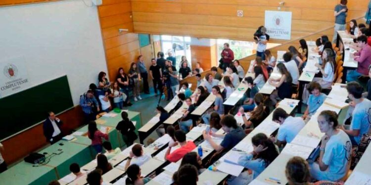 Aula universitaria llena de estudiantes durante una clase en la Universidad Complutense, símbolo de la formación para carreras con futuro