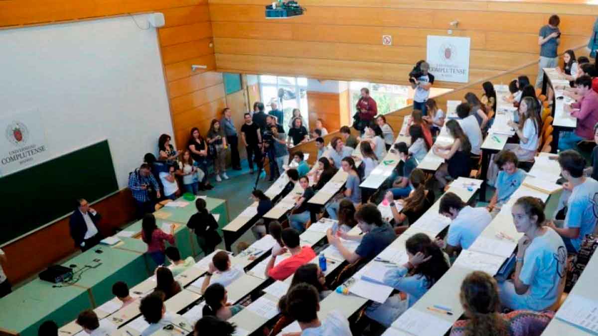 Aula universitaria llena de estudiantes durante una clase en la Universidad Complutense, símbolo de la formación para carreras con futuro