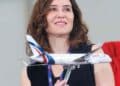 Ayuso sostiene maqueta de avión durante la presentación del nuevo centro de formación de drones en Madrid