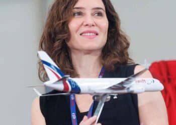 Ayuso sostiene maqueta de avión durante la presentación del nuevo centro de formación de drones en Madrid