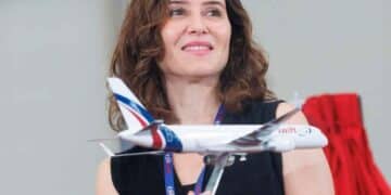 Ayuso sostiene maqueta de avión durante la presentación del nuevo centro de formación de drones en Madrid