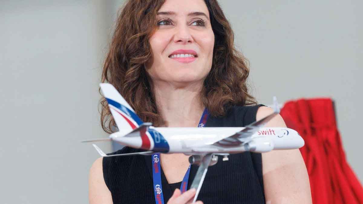 Ayuso sostiene maqueta de avión durante la presentación del nuevo centro de formación de drones en Madrid