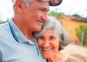 Pareja mayor abrazada y sonriente simboliza el alivio económico que aporta el complemento de 2.000 € a la pensión de jubilación