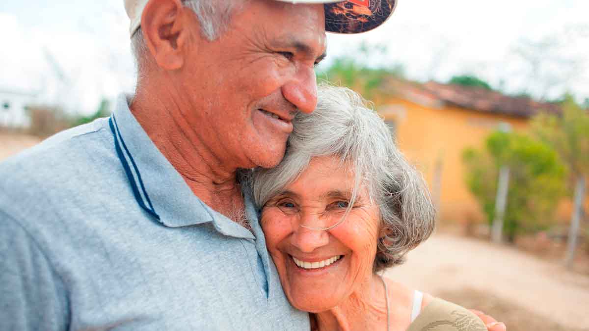Pareja mayor abrazada y sonriente simboliza el alivio económico que aporta el complemento de 2.000 € a la pensión de jubilación