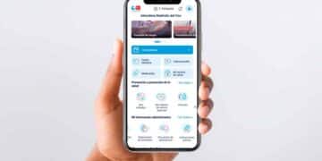 Mano sostiene un móvil con la app Tarjeta Sanitaria Virtual de la Comunidad de Madrid, que mostrará alertas personalizadas de calor extremo