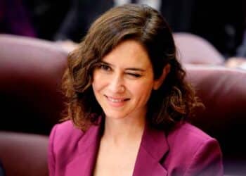 La presidenta de la Comunidad de Madrid en un pleno con chaqueta color magenta, relacionada con la jubilación parcial de docentes concertados