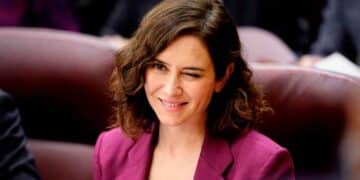 La presidenta de la Comunidad de Madrid en un pleno con chaqueta color magenta, relacionada con la jubilación parcial de docentes concertados