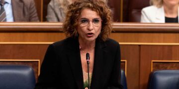 Ministra de Hacienda interviniendo en el Congreso sobre la nueva deducción de la Renta 2024/25 para familias de Madrid