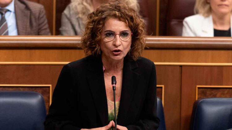 Ministra de Hacienda interviniendo en el Congreso sobre la nueva deducción de la Renta 2024/25 para familias de Madrid