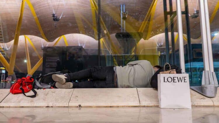 Prohibición de entrada al aeropuerto de sintecho.