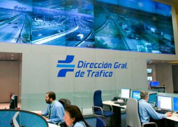 Centro de control de la Dirección General de Tráfico (DGT) en España, con pantallas de vigilancia del tráfico