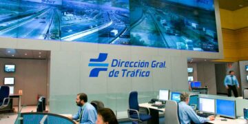 Centro de control de la Dirección General de Tráfico (DGT) en España, con pantallas de vigilancia del tráfico