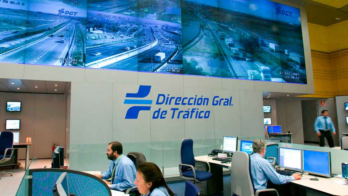 Centro de control de la Dirección General de Tráfico (DGT) en España, con pantallas de vigilancia del tráfico