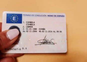 Mano sosteniendo un permiso de conducir español, renovación gratis del carnet para mayores de 70 anunciada por la DGT
