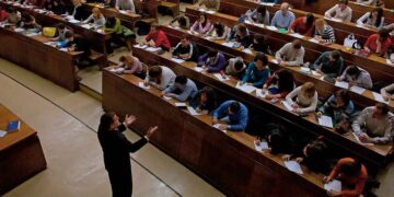 Aula llena durante una clase del Doble Grado en Matemáticas y Física, la carrera con la nota de corte más alta de Madrid