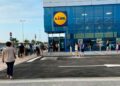 Clientes haciendo cola en la entrada de un supermercado Lidl para adquirir el electroestimulador Dr. Senst que tonifica los abdominales