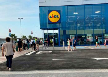 Clientes haciendo cola en la entrada de un supermercado Lidl para adquirir el electroestimulador Dr. Senst que tonifica los abdominales