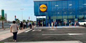 Clientes haciendo cola en la entrada de un supermercado Lidl para adquirir el electroestimulador Dr. Senst que tonifica los abdominales