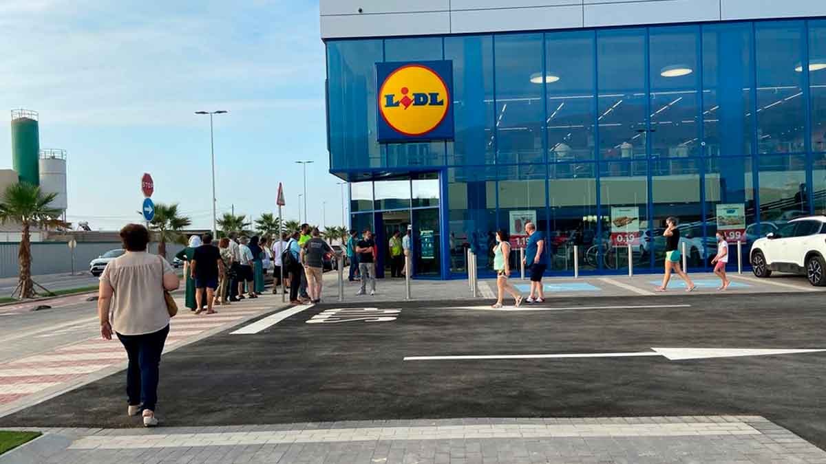Clientes haciendo cola en la entrada de un supermercado Lidl para adquirir el electroestimulador Dr. Senst que tonifica los abdominales