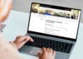 Persona usando un portátil con el Asistente de Documentación para el Padrón en la sede electrónica del Ayuntamiento de Madrid