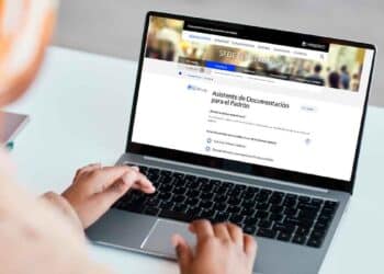 Persona usando un portátil con el Asistente de Documentación para el Padrón en la sede electrónica del Ayuntamiento de Madrid