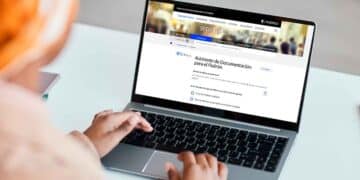 Persona usando un portátil con el Asistente de Documentación para el Padrón en la sede electrónica del Ayuntamiento de Madrid