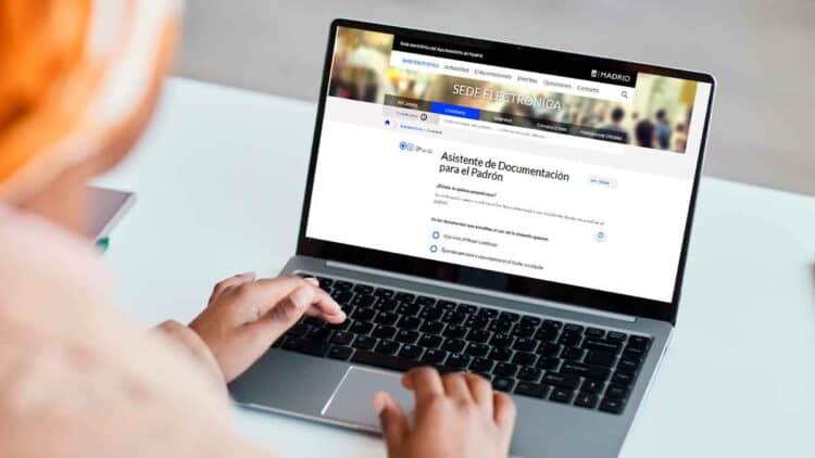 Persona usando un portátil con el Asistente de Documentación para el Padrón en la sede electrónica del Ayuntamiento de Madrid