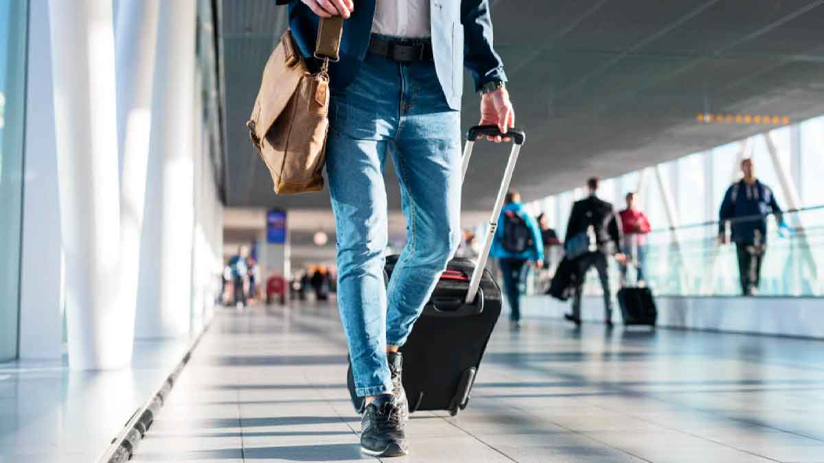 Joven con maleta recorriendo un aeropuerto, representación visual de la ayuda EURES de 1.000 € para trabajar y formarse en Europa