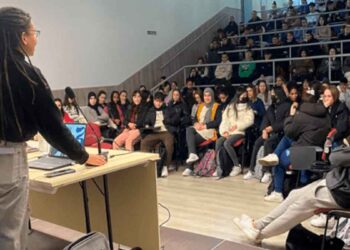 Presentación de Europa Joven del Ayuntamiento de Madrid sobre becas y voluntariado europeo ante un auditorio lleno de jóvenes