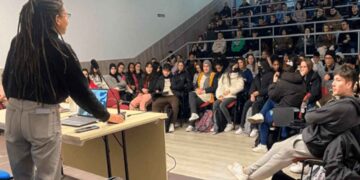 Presentación de Europa Joven del Ayuntamiento de Madrid sobre becas y voluntariado europeo ante un auditorio lleno de jóvenes