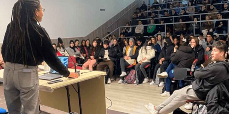 Presentación de Europa Joven del Ayuntamiento de Madrid sobre becas y voluntariado europeo ante un auditorio lleno de jóvenes