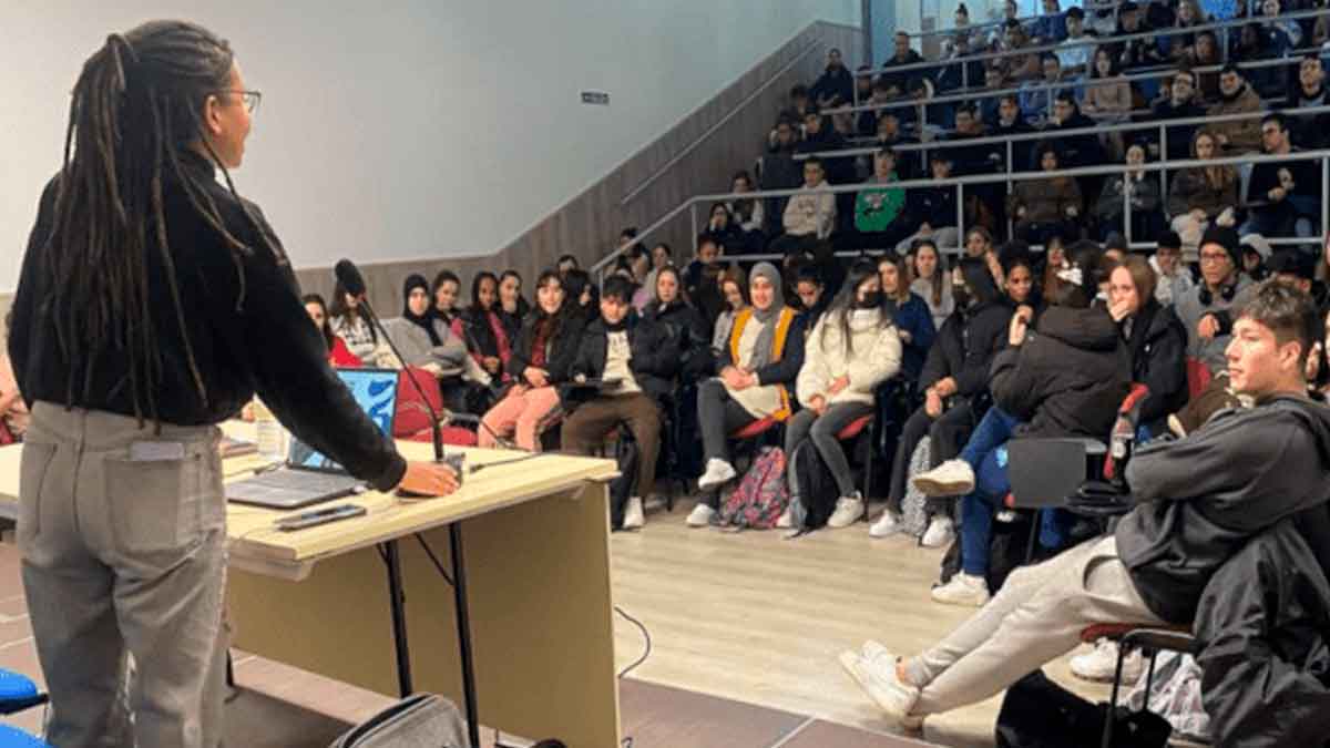 Presentación de Europa Joven del Ayuntamiento de Madrid sobre becas y voluntariado europeo ante un auditorio lleno de jóvenes
